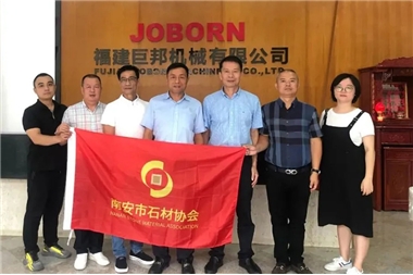 Wang Qingan, président de la Nan'an Stone Association, et son groupe ont visité Joborn Machinery pour enquête et recherche