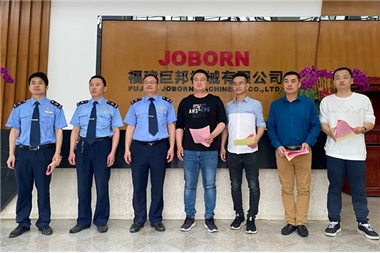 Huang Binhui, directeur du bureau de supervision et de gestion du marché de la ville de Shuitou, ville de Nan'an, et son groupe ont visité Joborn Machinery pour enquête et recherche